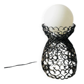 Lampe en fer forgé artisanal et globe en opaline blanche