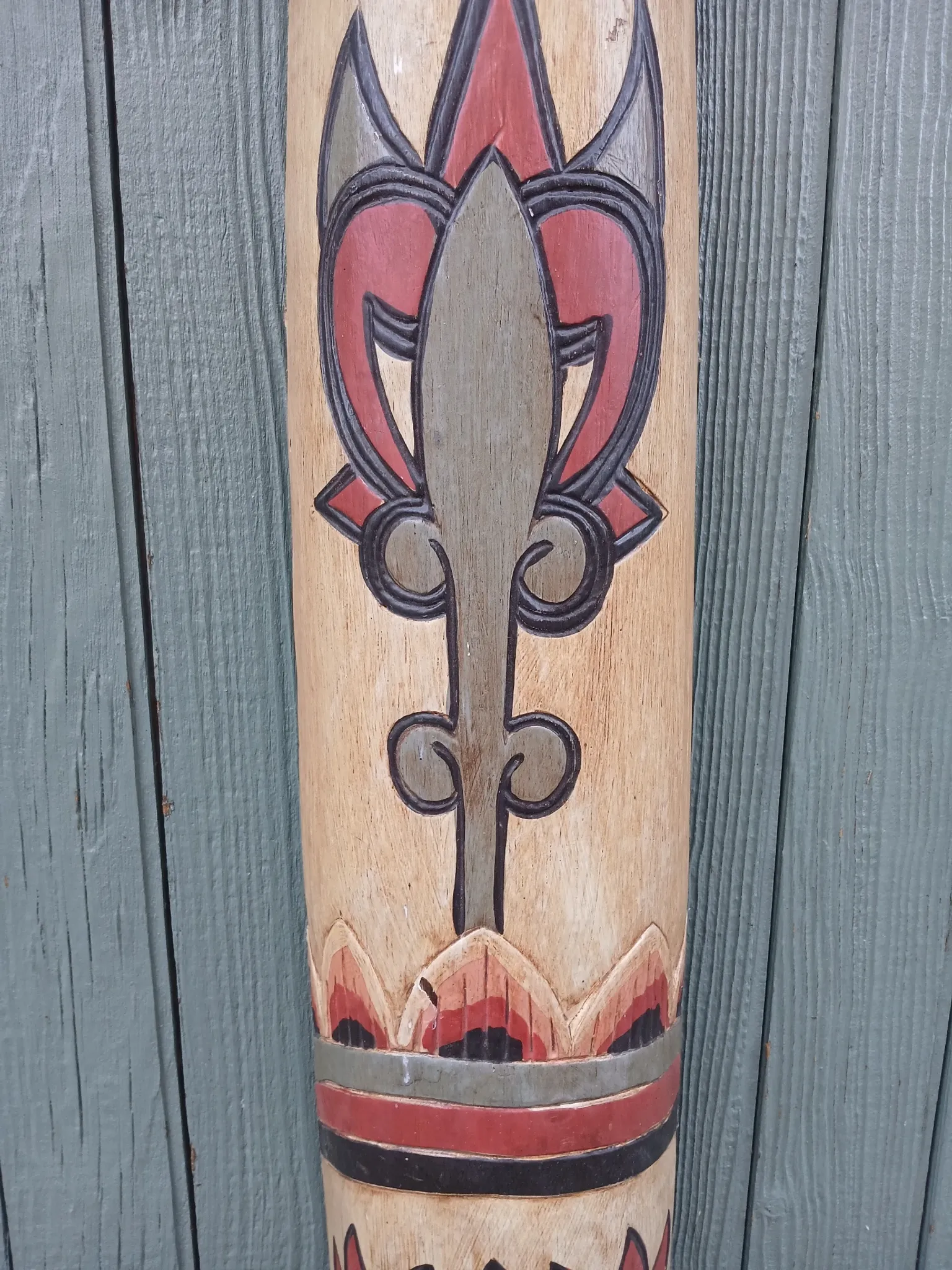 Masque totem en bois sculpté