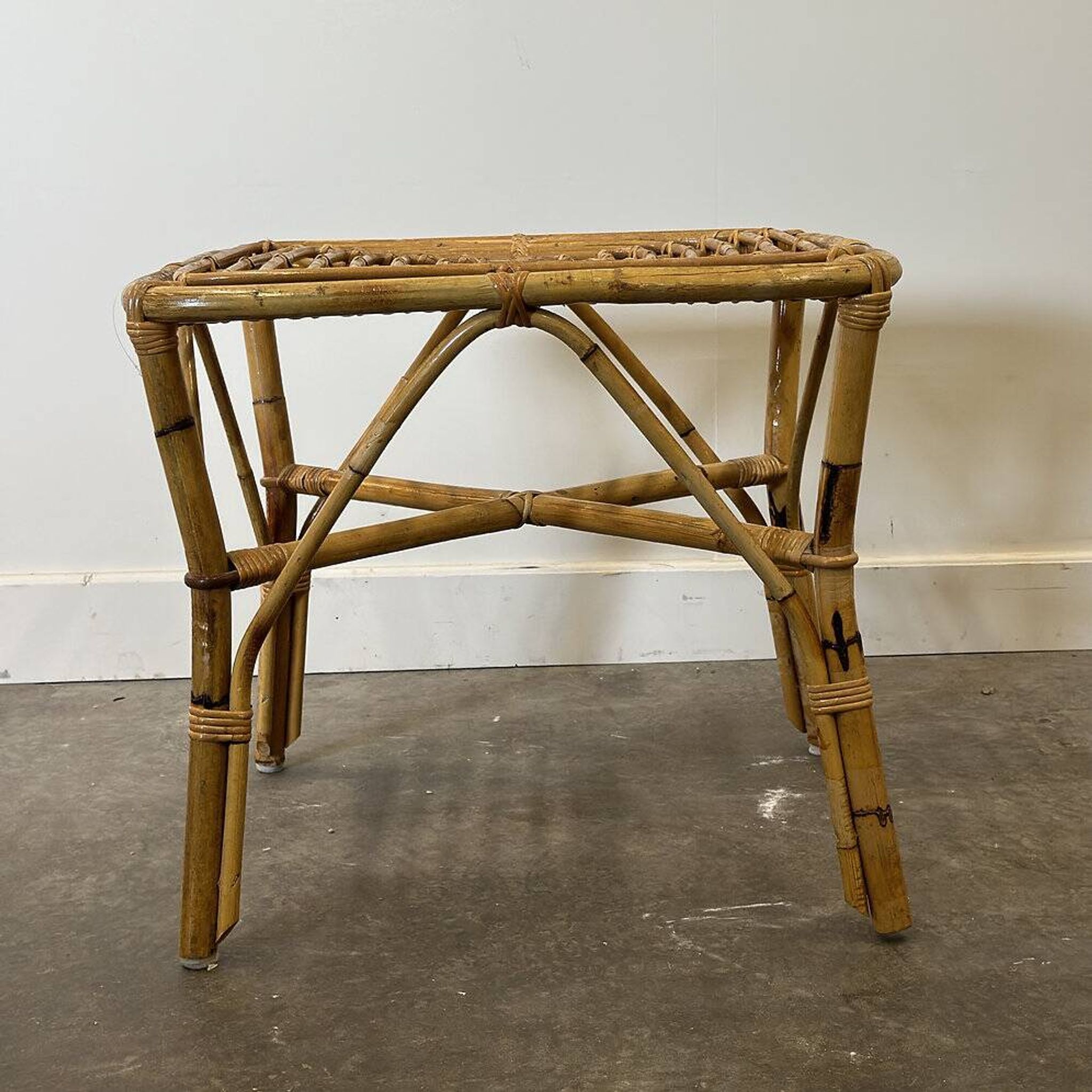Table basse carrée vintage en bambou italien, années 1960.