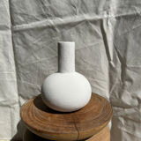 Handmade soliflore drop vase in terracotta painted white h:20 d:15