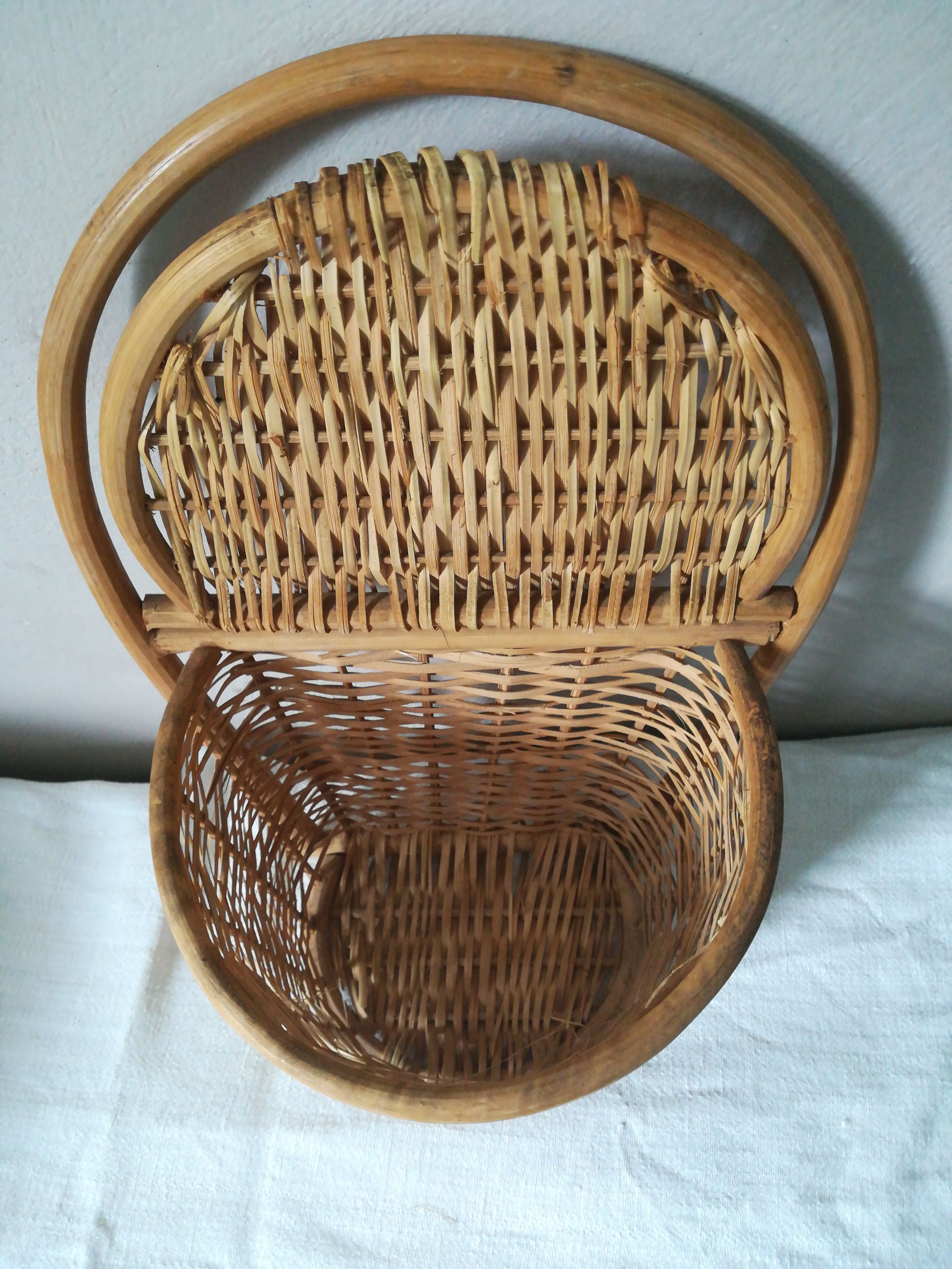 Wall basket with flap
