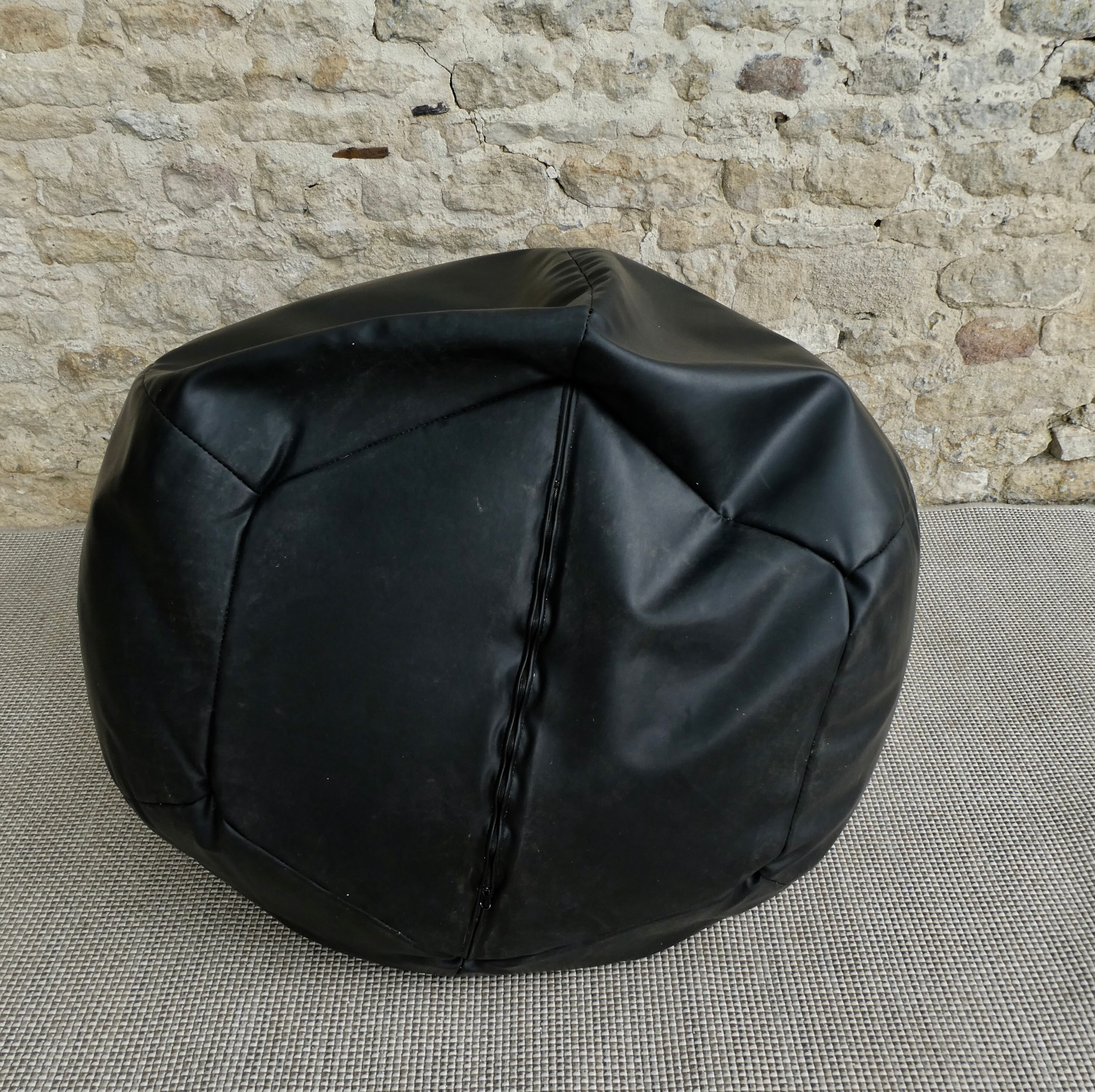 Fauteuil poire en simili cuir noir