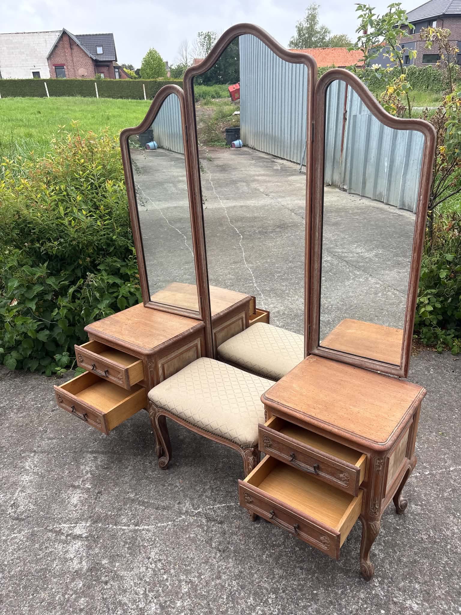 Coiffeuse ancienne de style Louis XV avec miroir triptyque