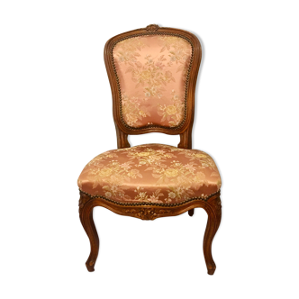 Chaise au tissu rose fleuri