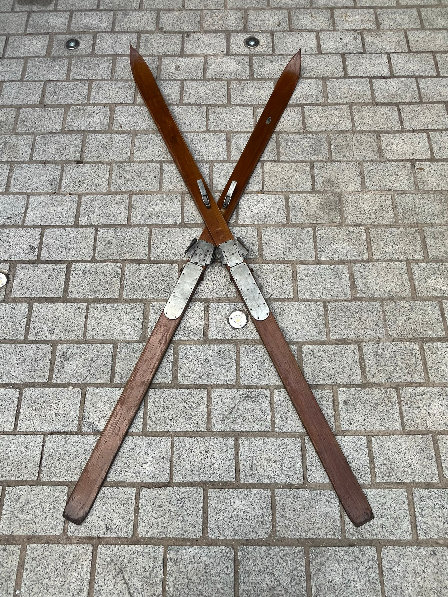 Paire de skis vintage en bois L=203 cm