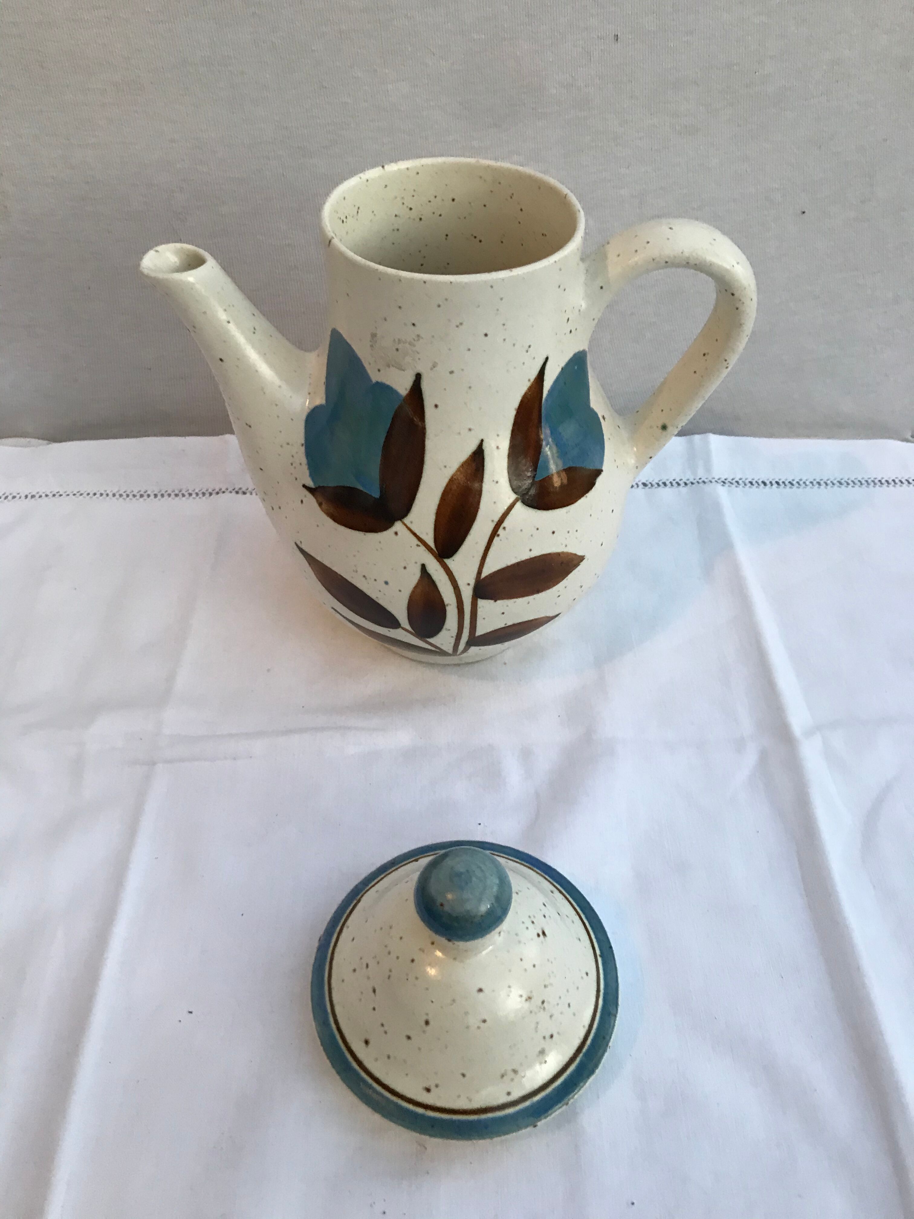 Former longchamp ceramics tea pot