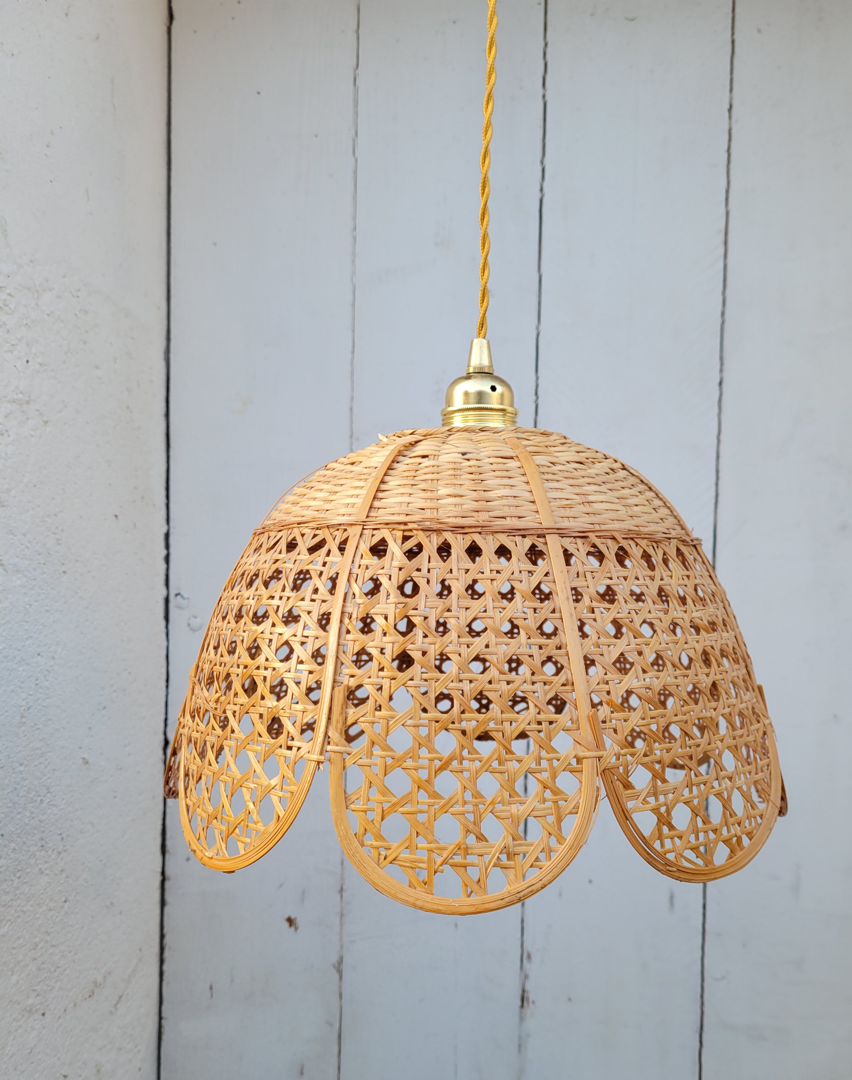 Openwork rattan suspension