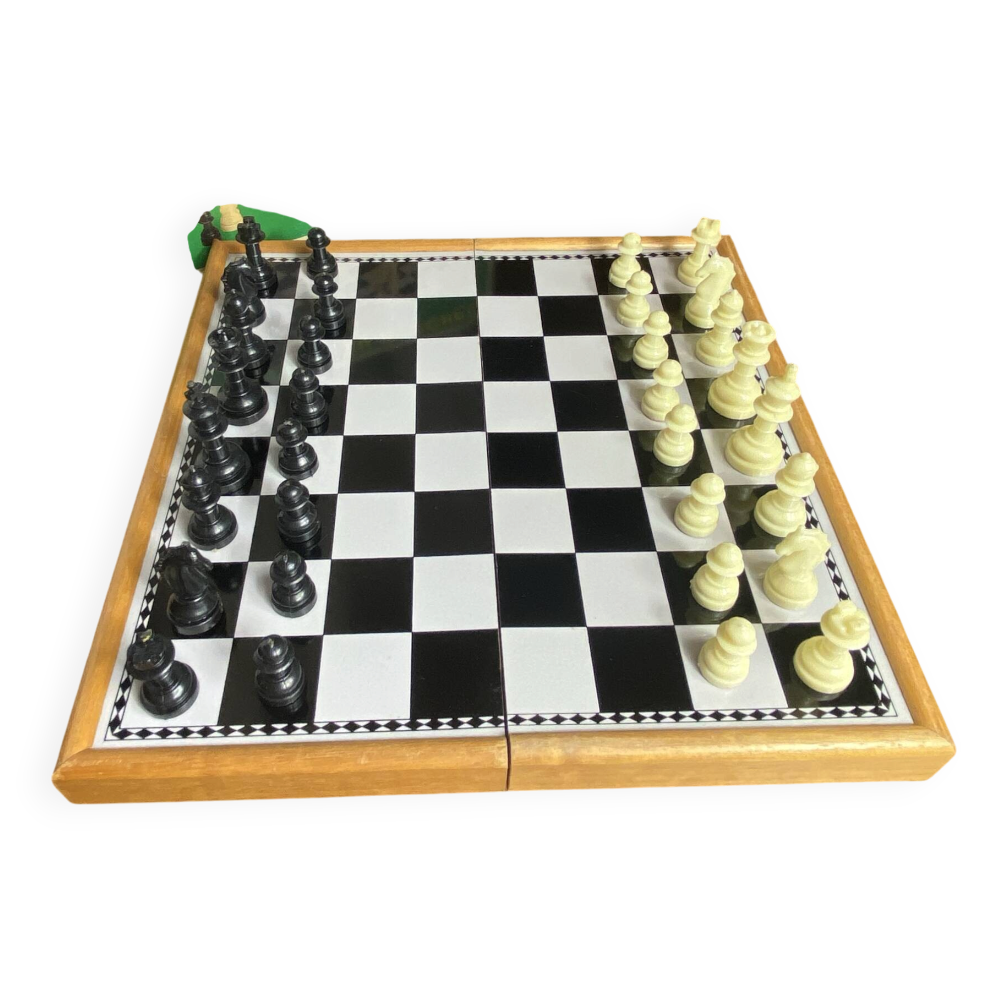 Magnetic and foldable chess set