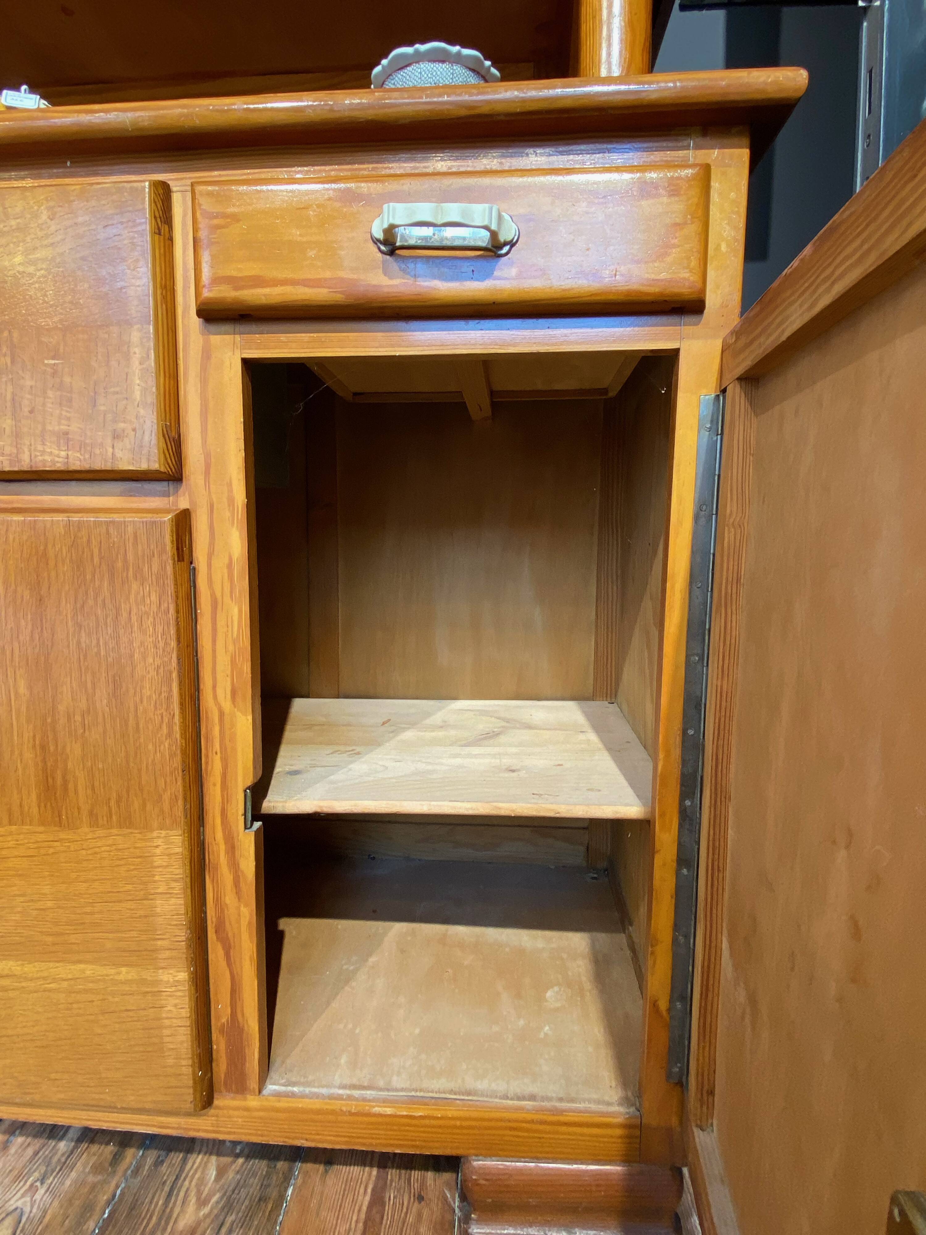 Buffet Double Corps Vintage Art Déco / Populaire en Bois Blond