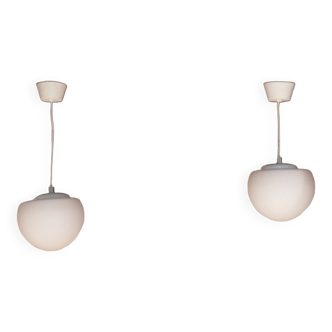 Lot de 2 suspensions ''demi sphère'' space age  en opaline vintage 1960