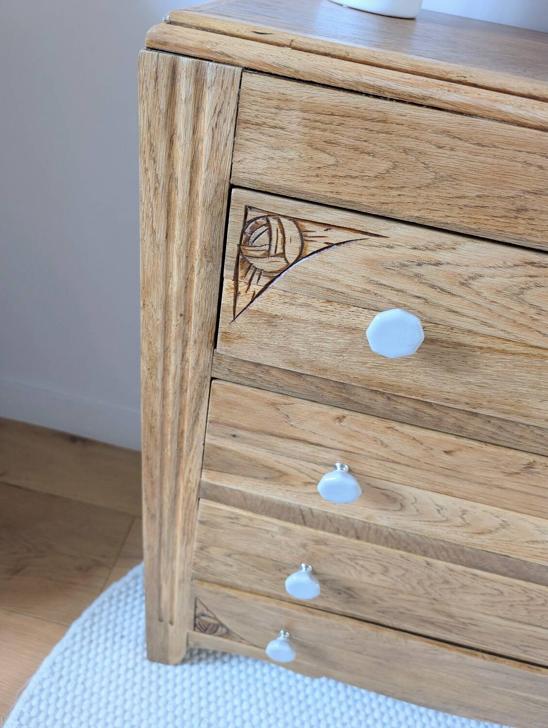 Art Deco chest of drawers in oak and porcelain