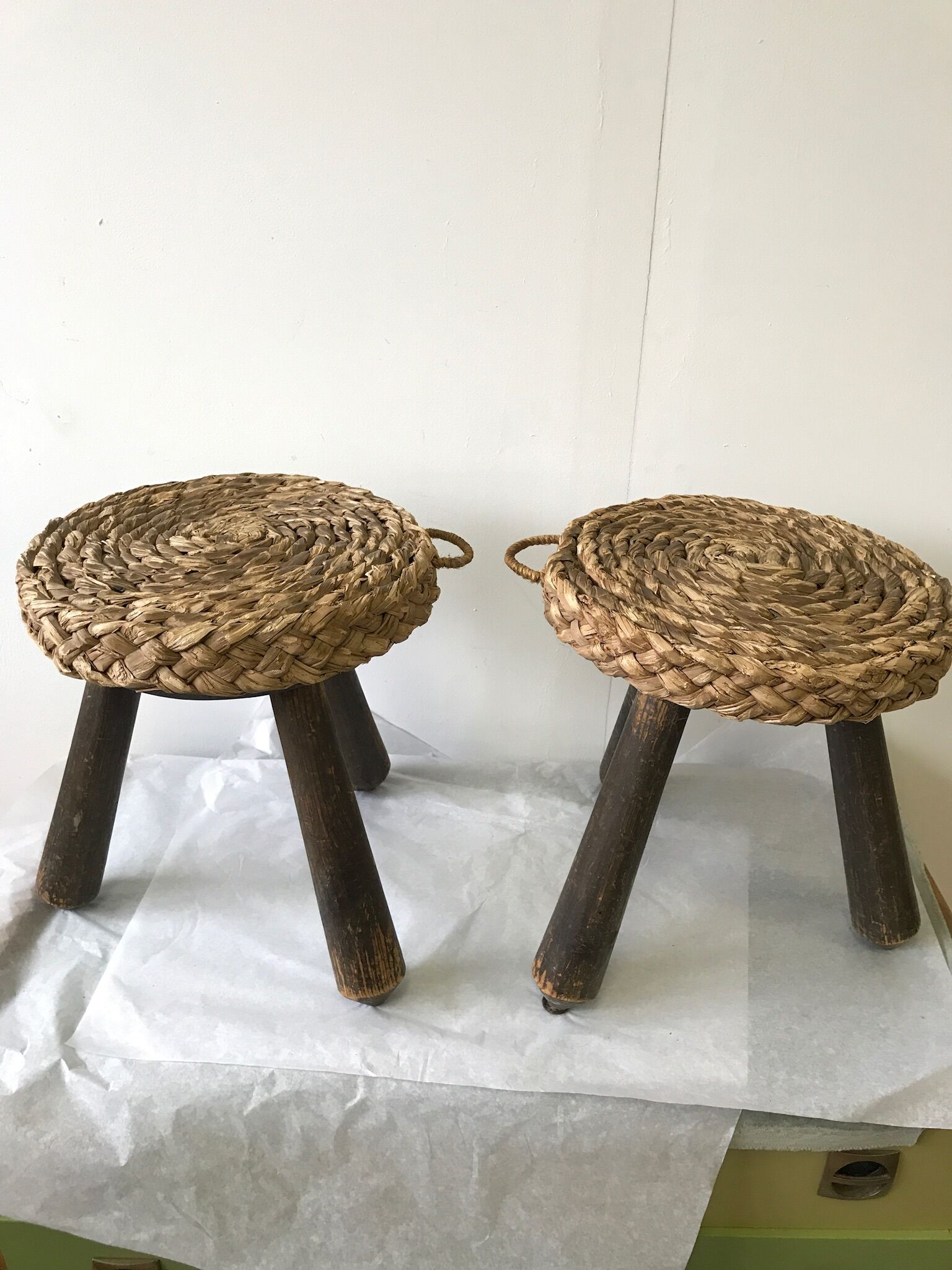 Paire de tabourets en bois et paille tressée