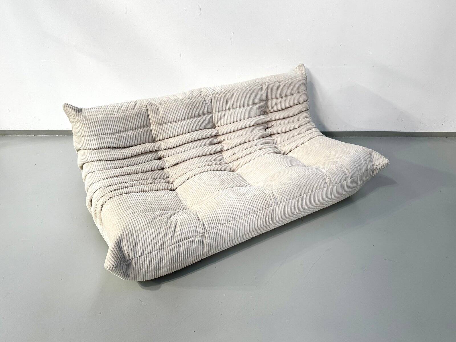 Canapé 3 places en velours côtelé blanc cassé attribué à Michel Ducaroy pour Ligne Roset, années 1970.