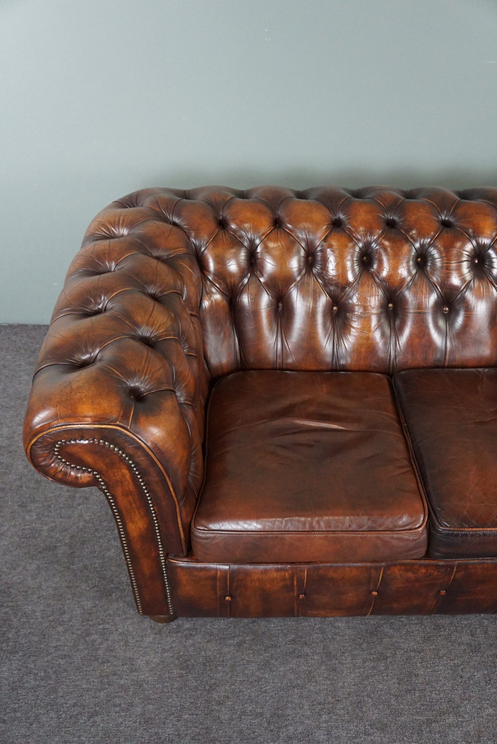 Chesterfield sofa in old cowhide 2.5 seats