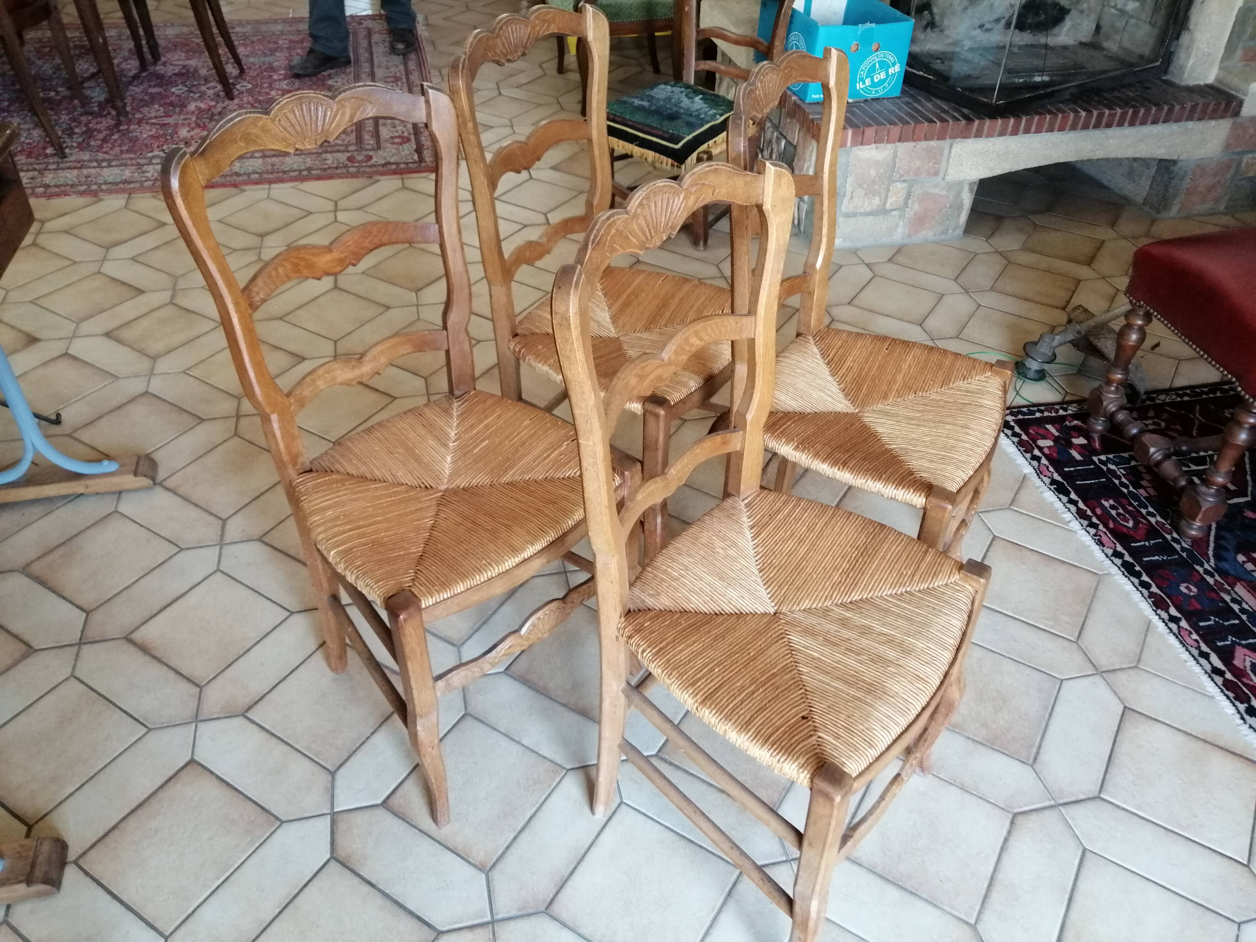 chaises en bois et assise paillée