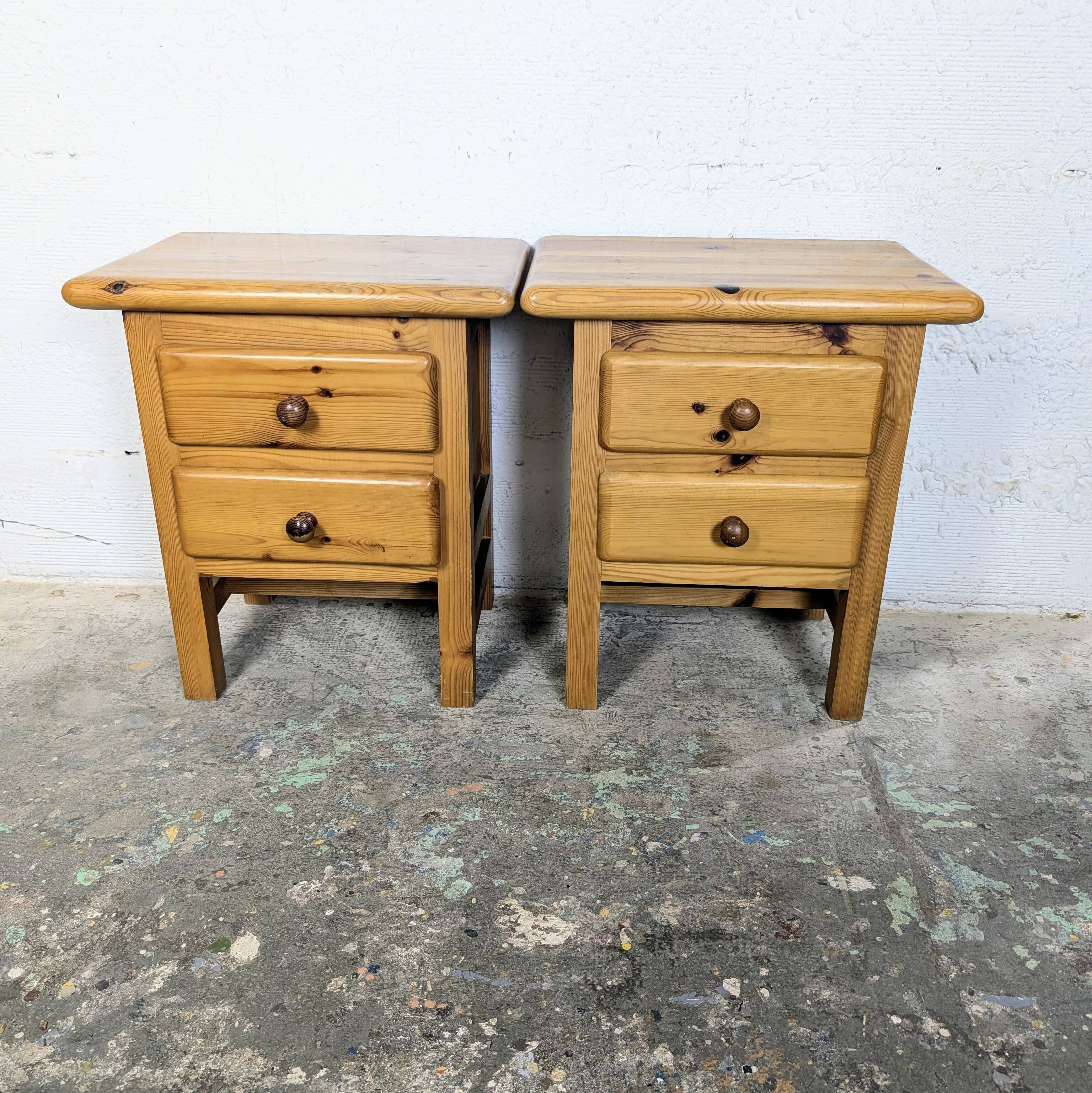 Paire de chevets en pin massif vintage