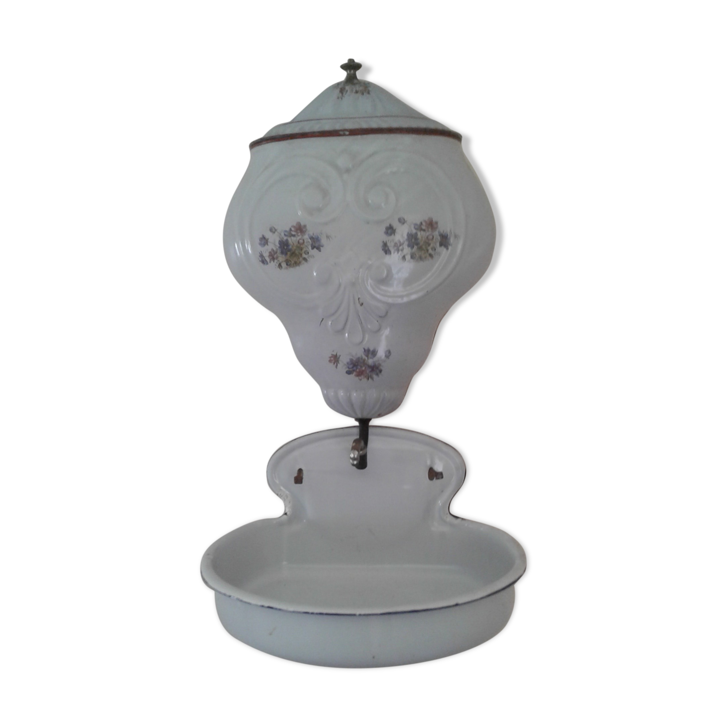 Fountain has enamelled water