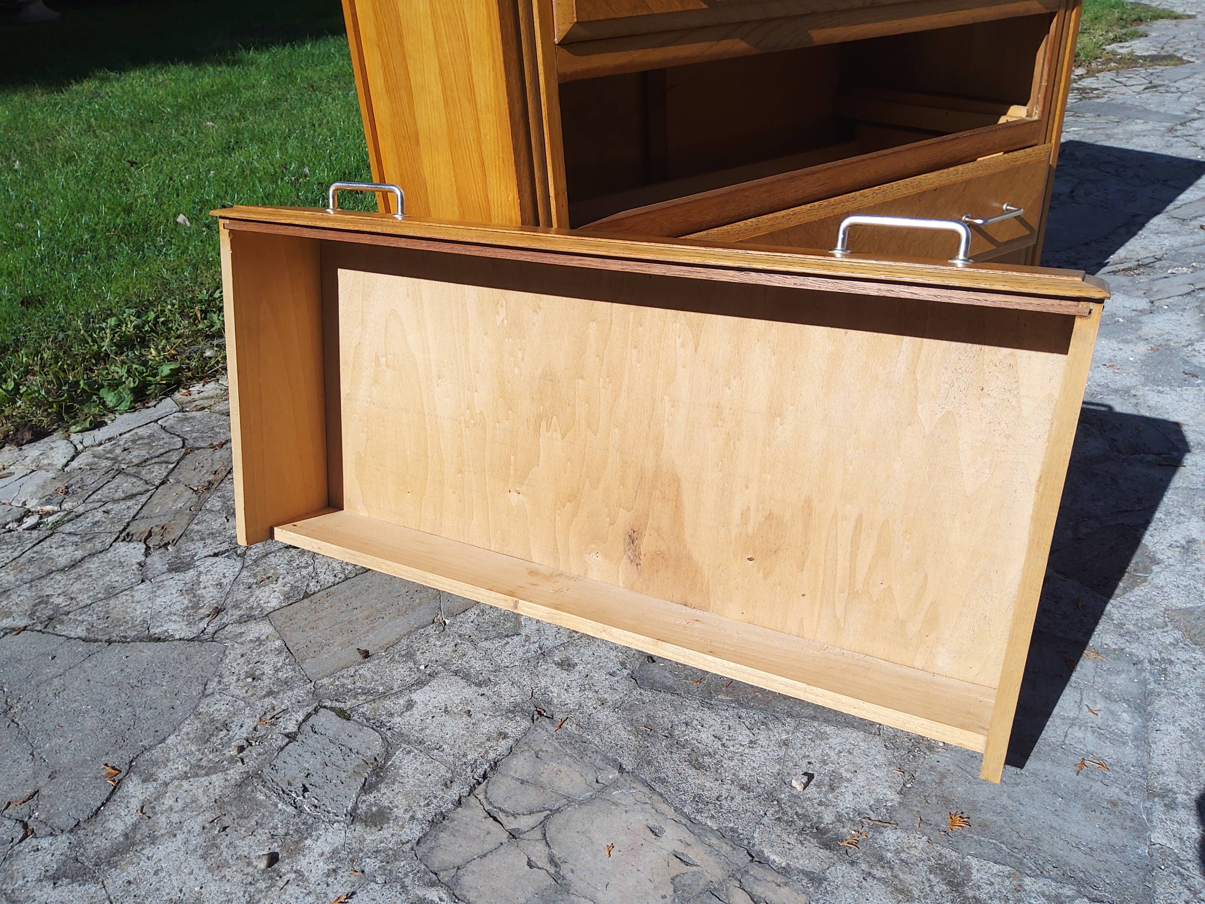 Compass-legged chest of drawers