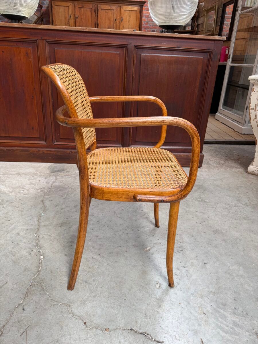 Thonet chair no. 811 in bent wood, design by Josef Hoffman.