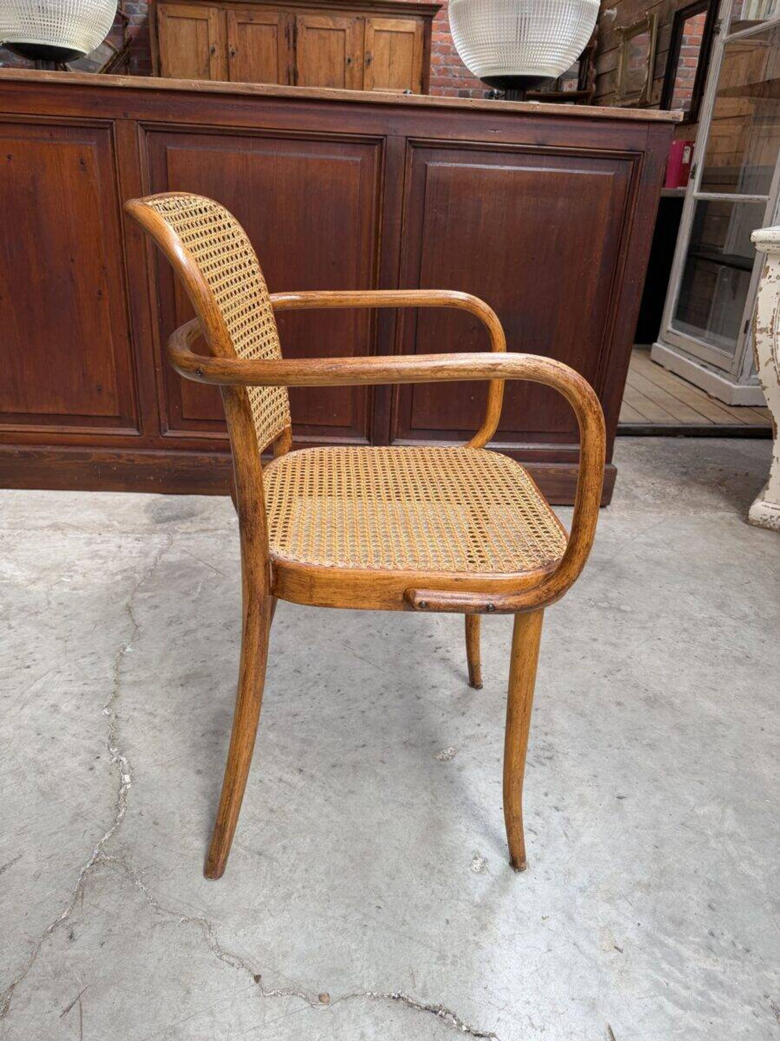 Thonet chair no. 811 in bent wood, design by Josef Hoffman.