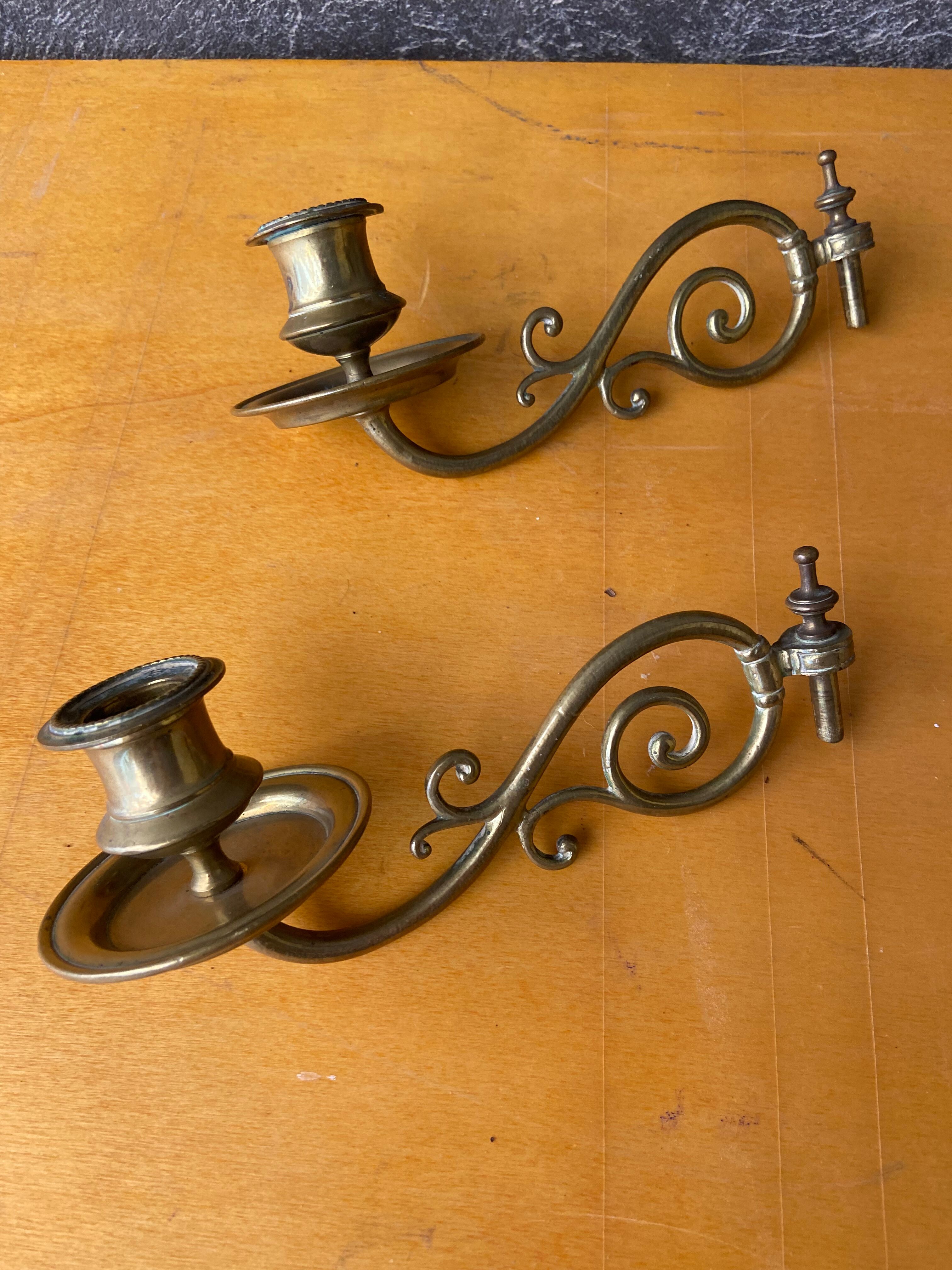 Paire de bougeoirs de piano en bronze et laiton