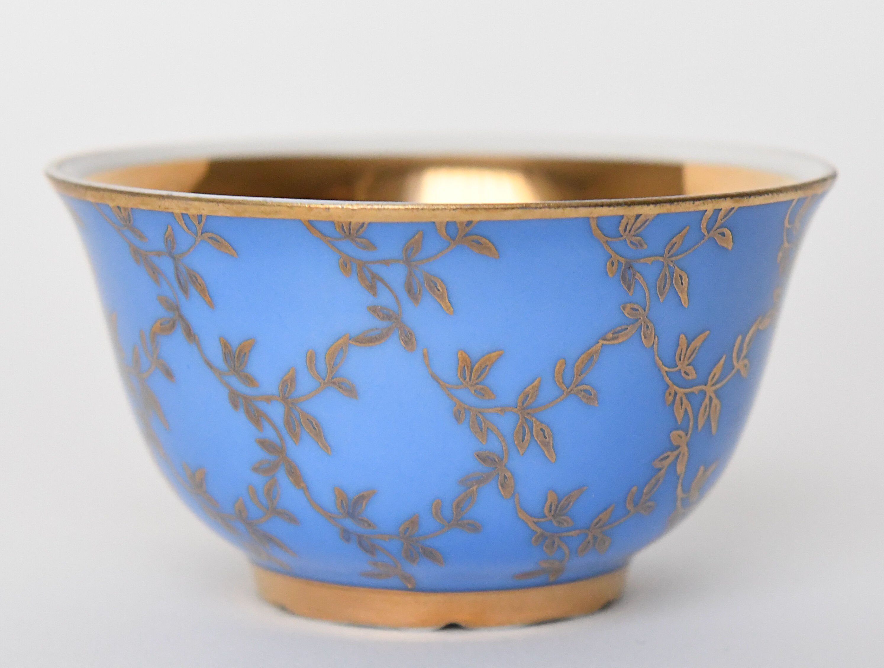 Porcelain cup and undercup