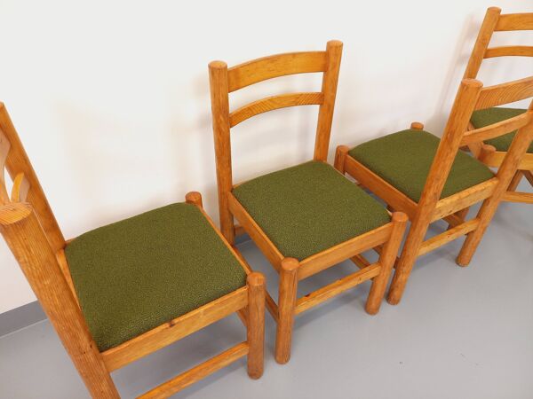Suite de 4 chaises vintage en pin et tissu bouclette vert kaki des années 70