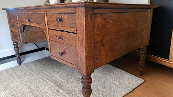 Bureau plat Louis Philippe 19e siècle en chêne doré massif