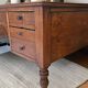 Bureau plat Louis Philippe 19e siècle en chêne doré massif