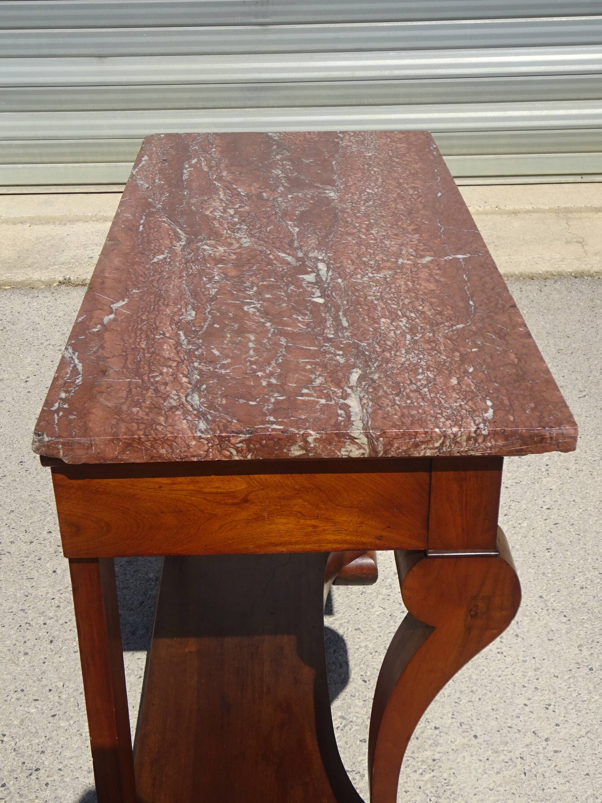 Console époque Restauration, style  Charles X en noyer avec marbre griotte