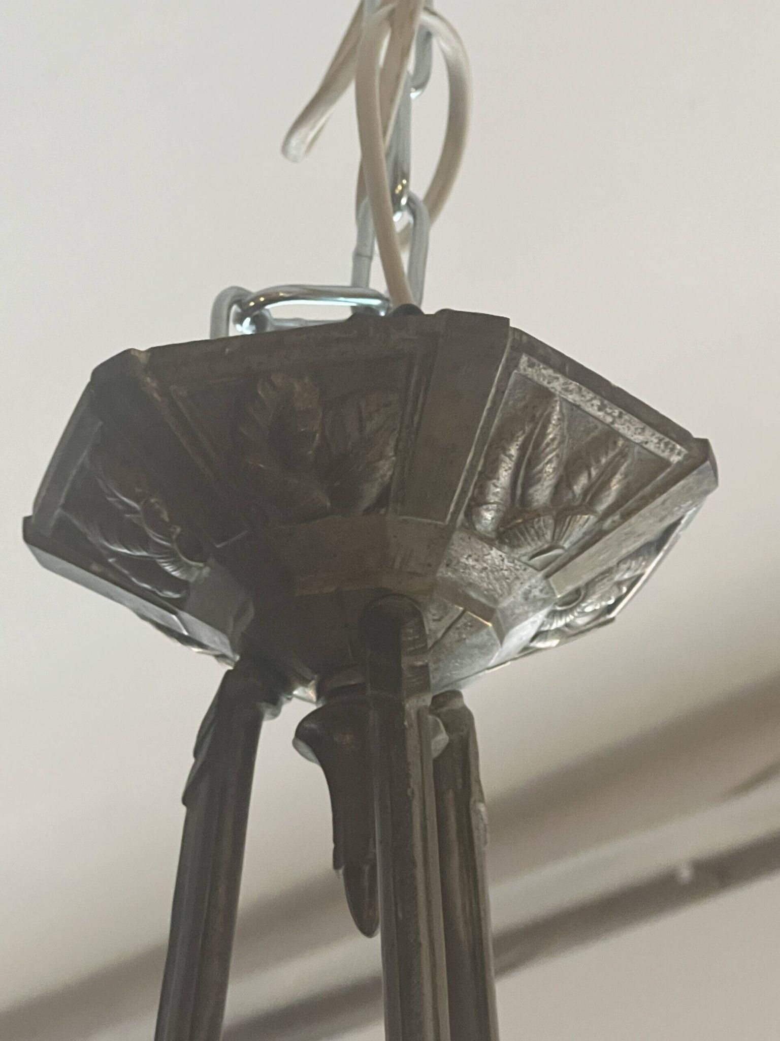 Pierre Gilles, beautiful art deco chandelier circa 1930 in bronze and molded glass