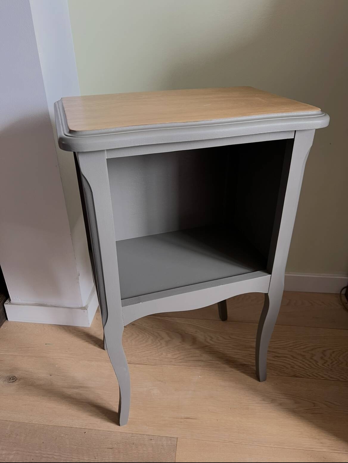 Petite table d'appoint unique en bois rénovée - style campagne chic