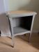 Petite table d'appoint unique en bois rénovée - style campagne chic