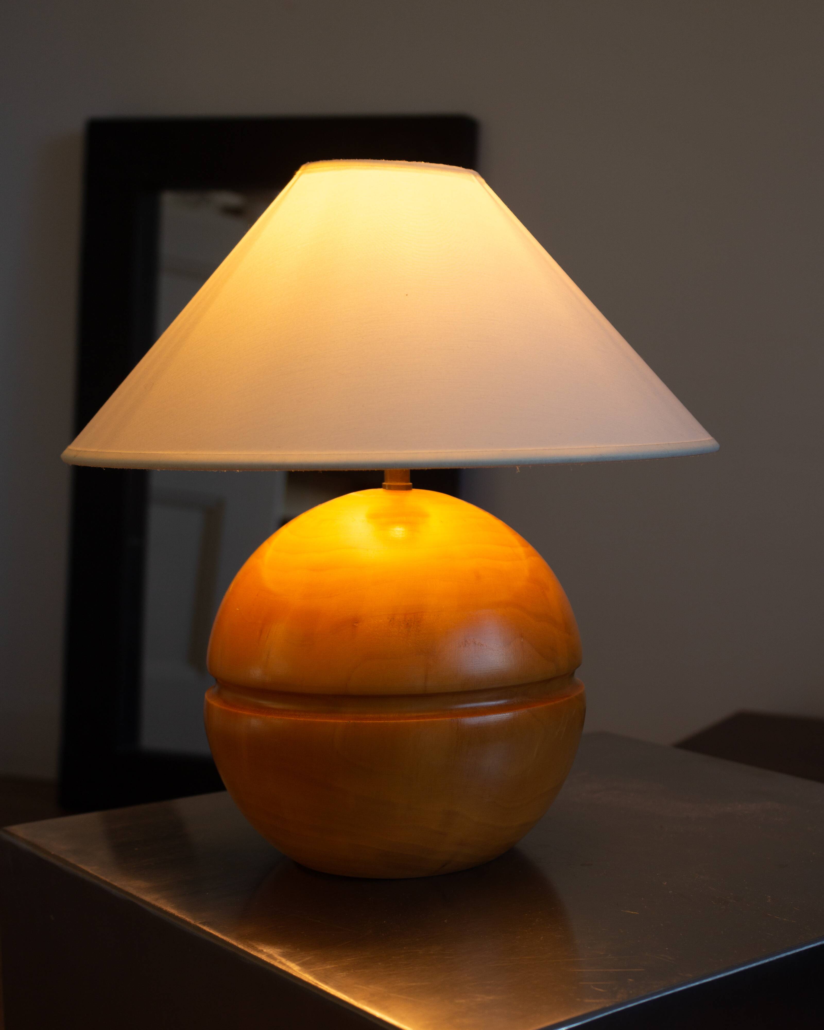Pied de lampe boule en bois blond, Années 60/70