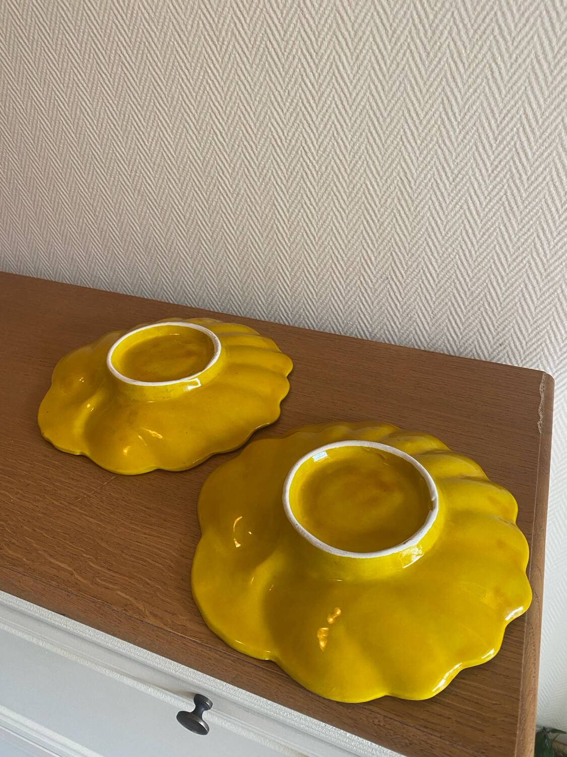 Vintage shell-shaped plates