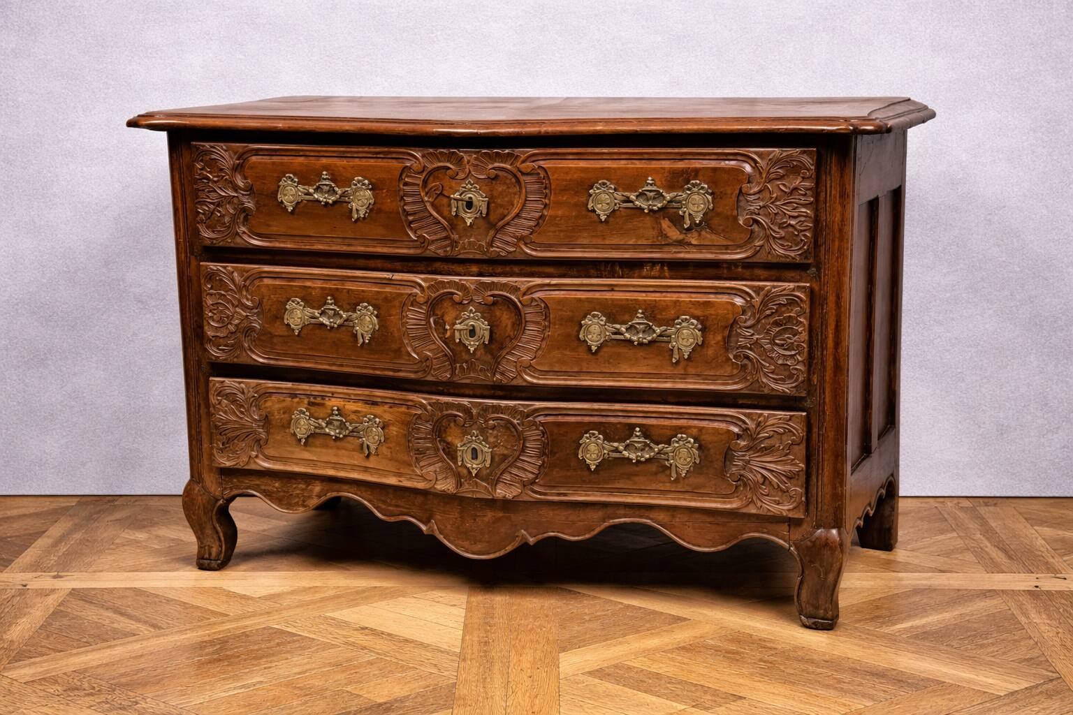 Lyonnaise commode from the Louis XV period in solid walnut, 18th century.