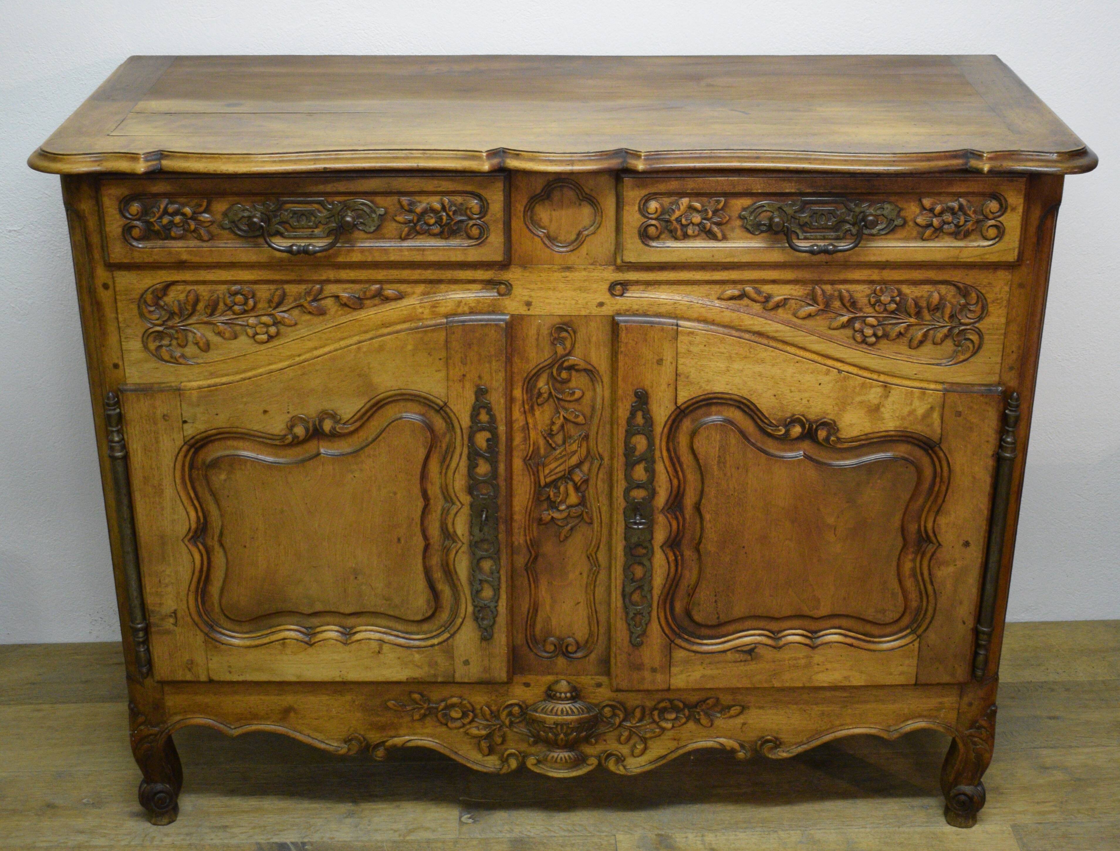 Louis XV Provencal style sliding sideboard in walnut, 19th century