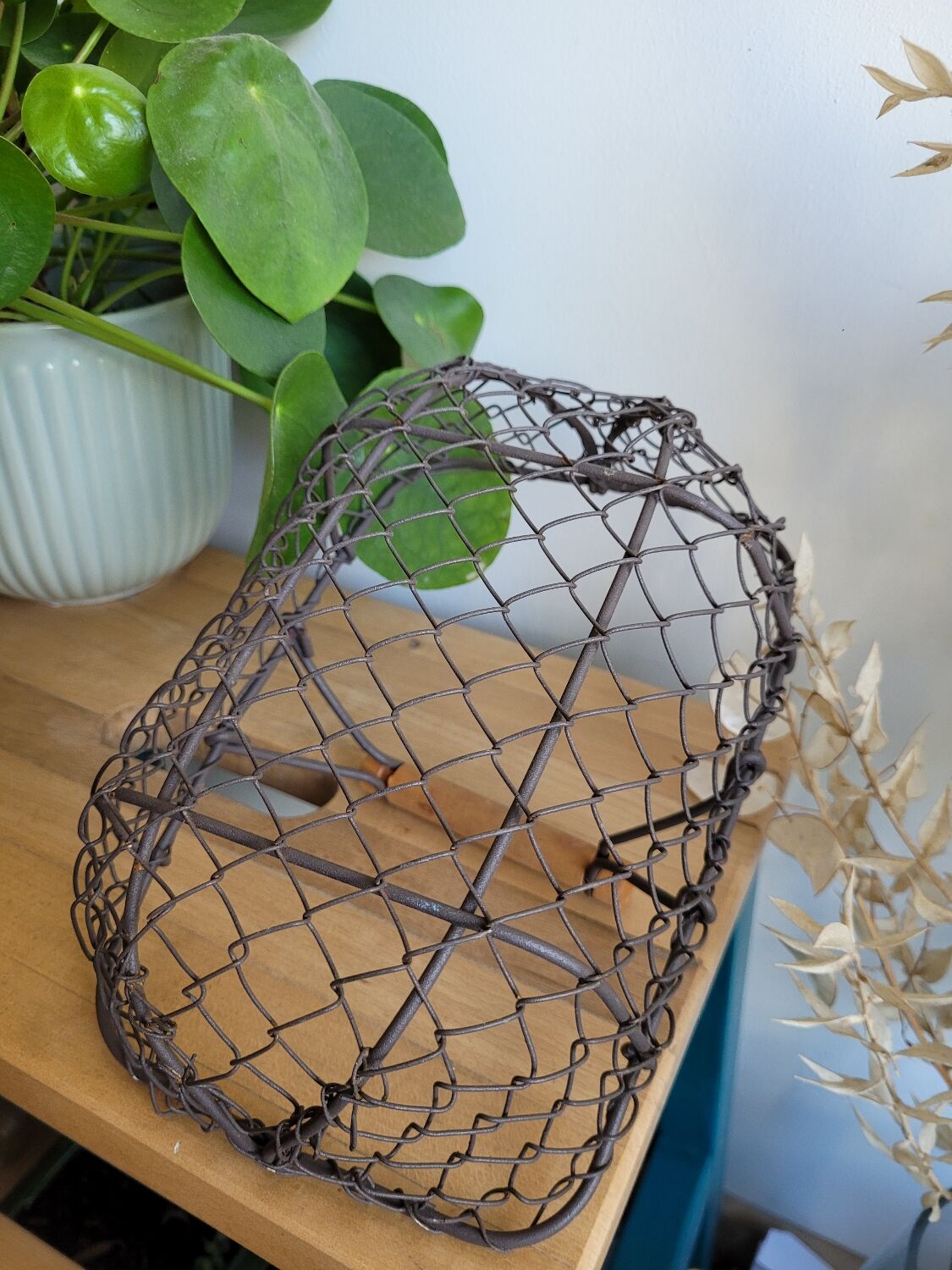 Basket wire handle wood