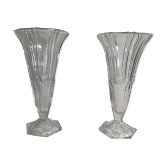Paire de vases anciens en verre moulé