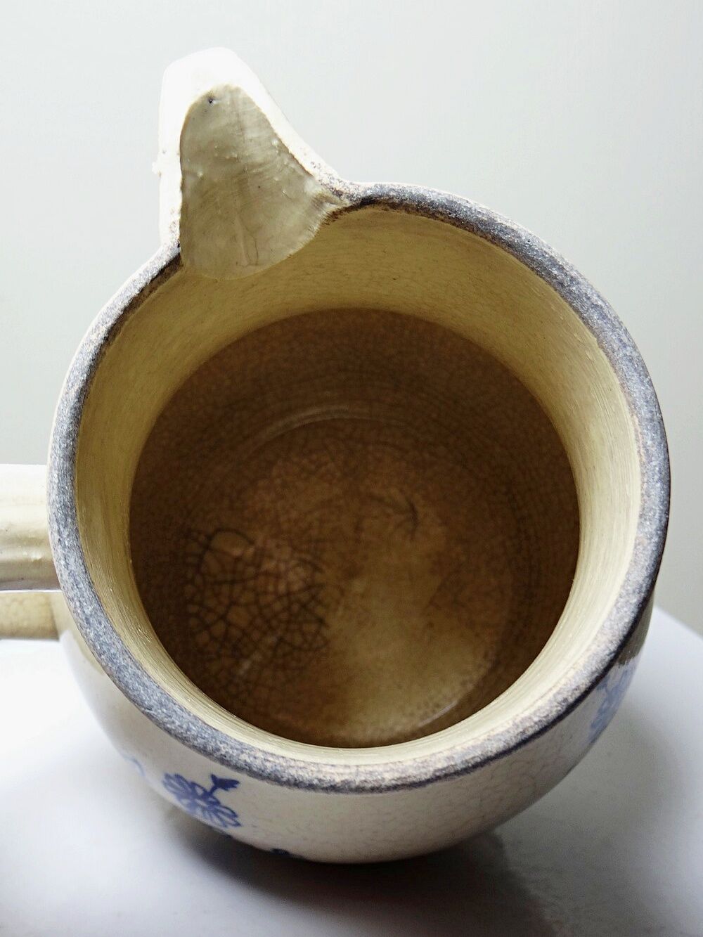 Fine earthenware pitcher with blue decoration, attributed to Saint-Uze, 19th century.