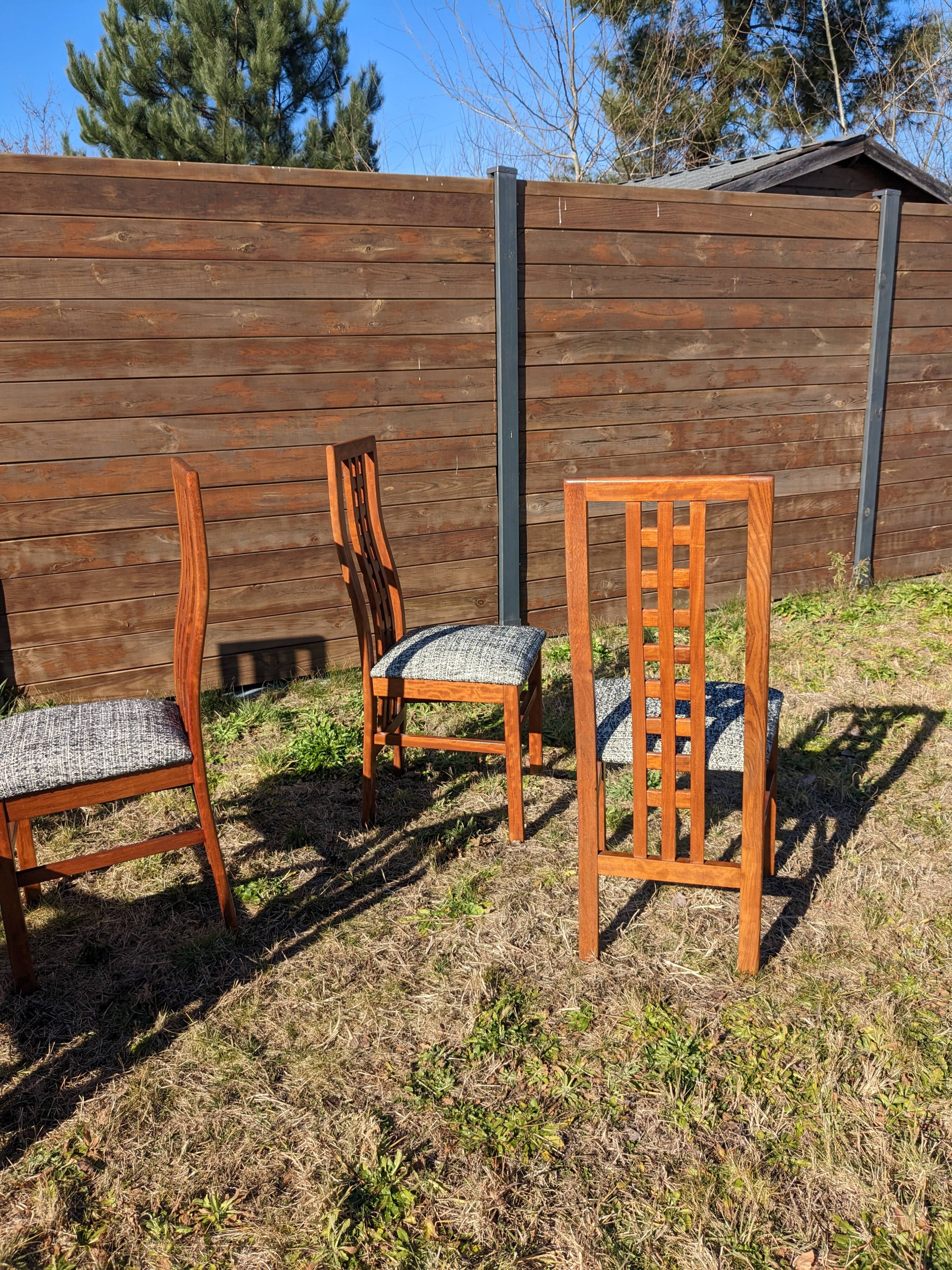Set of 8 teak lounge chairs with high backs and zebra-striped seats