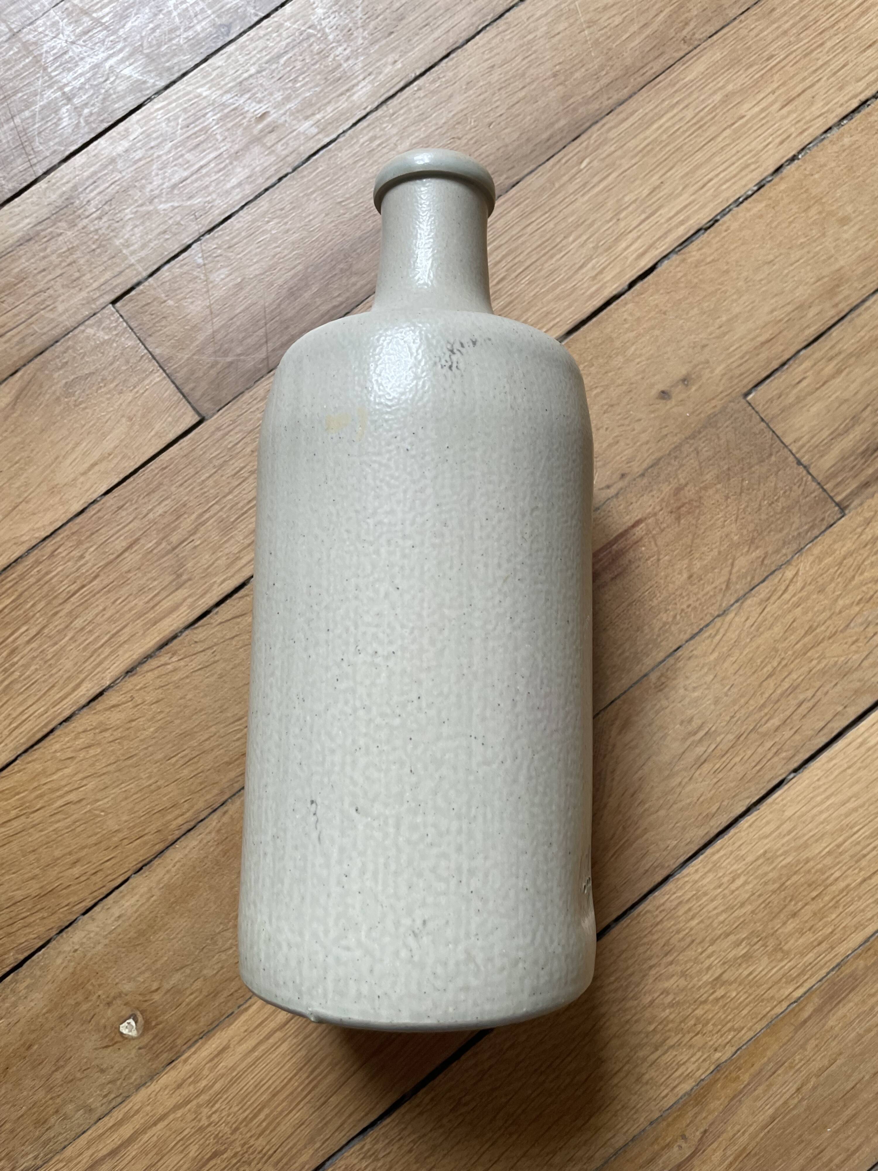 Bouteille en grès vintage 250914