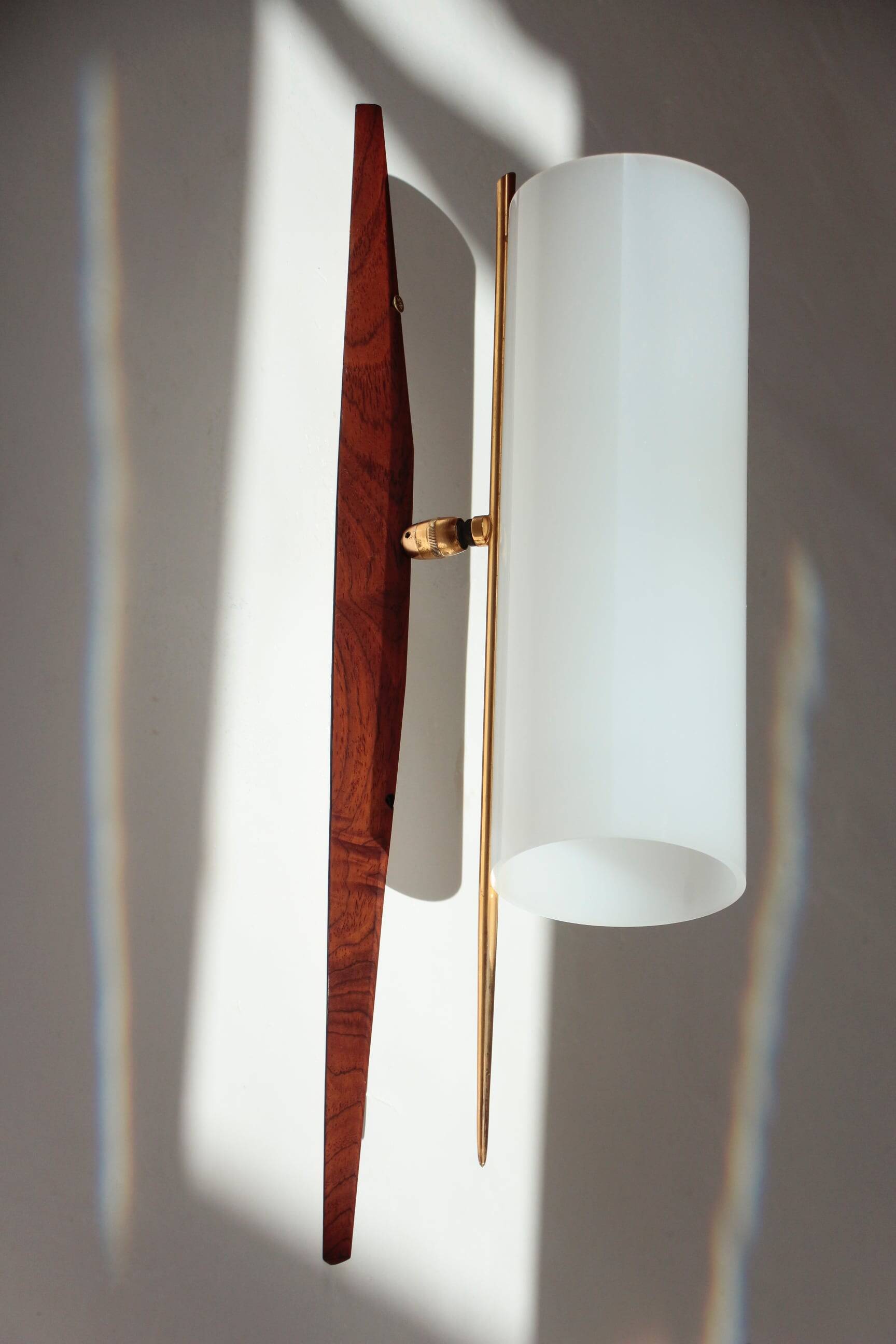 Modernist adjustable wall lights in teak and brass – 1950