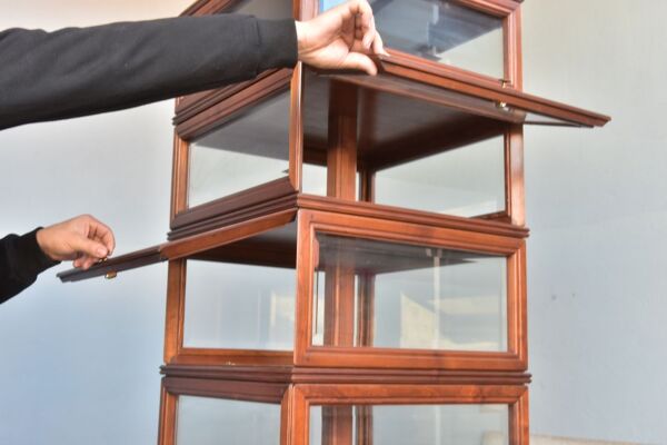 Étonnante vitrine tournante en merisier  années 50