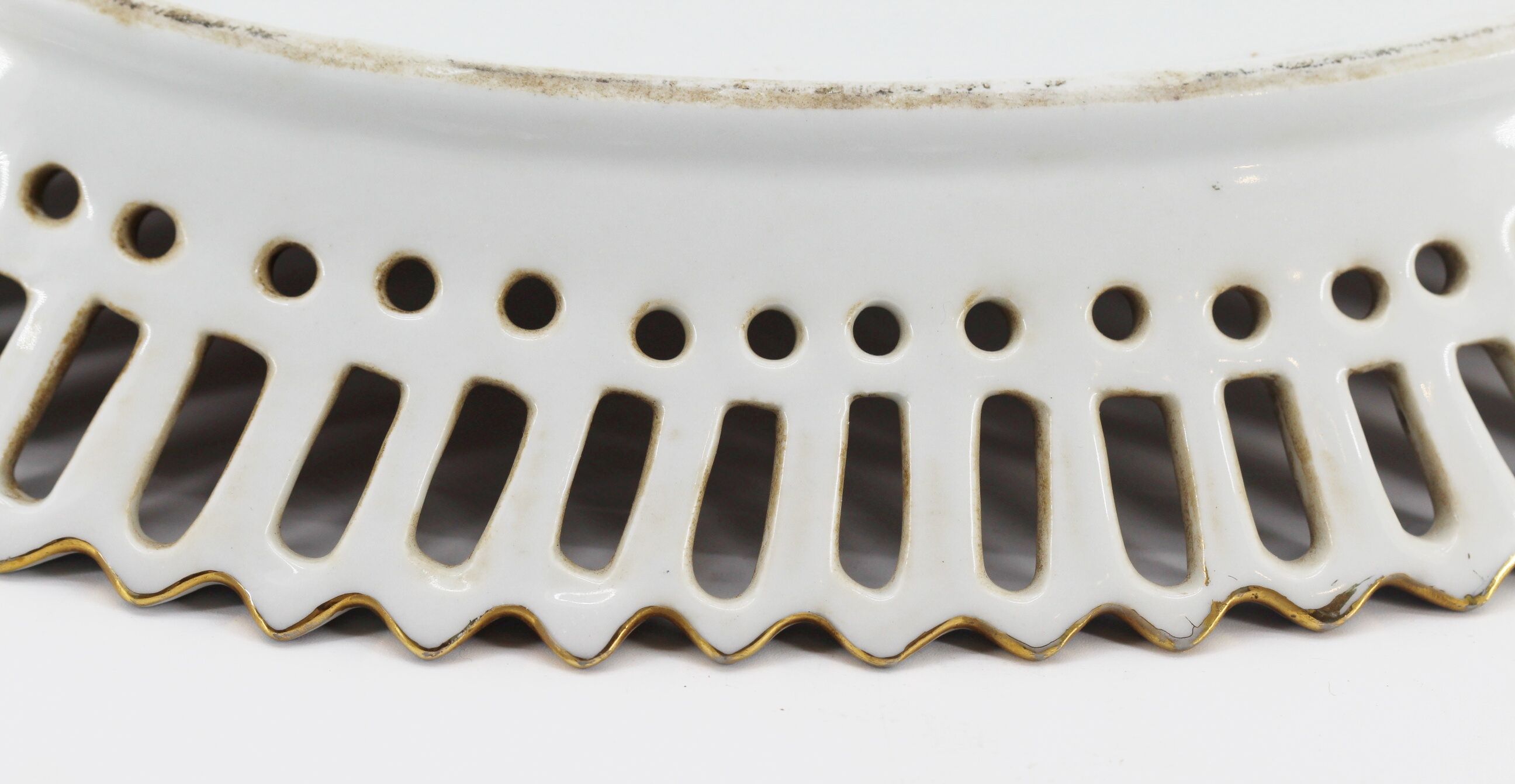 Plat central ajouré en porcelaine chinoise Adèle carey