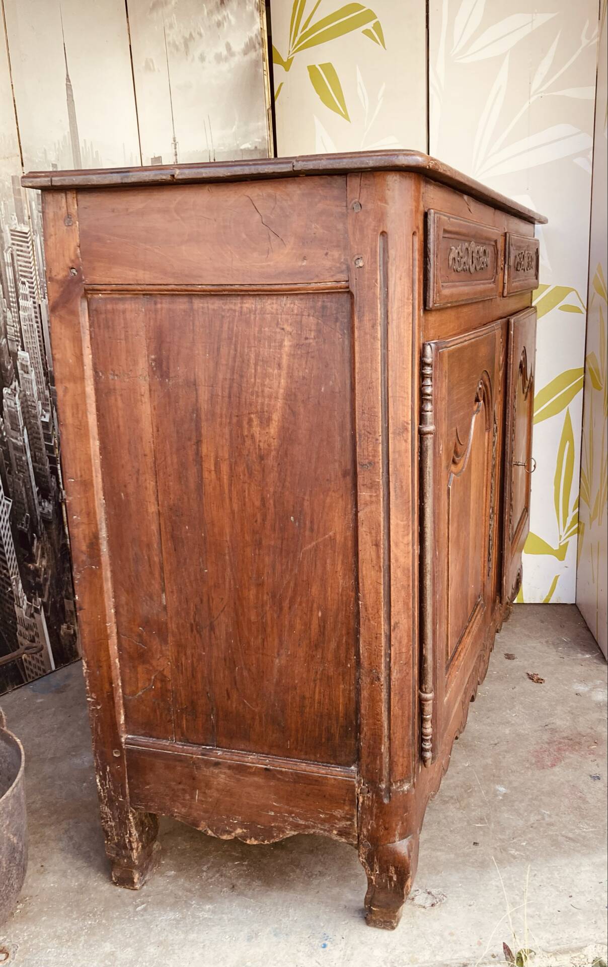 Louis XV style buffet from the 19th century in solid fruitwood with dowelled joints.
