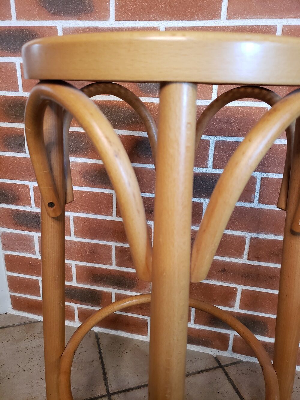 2 bar stools
