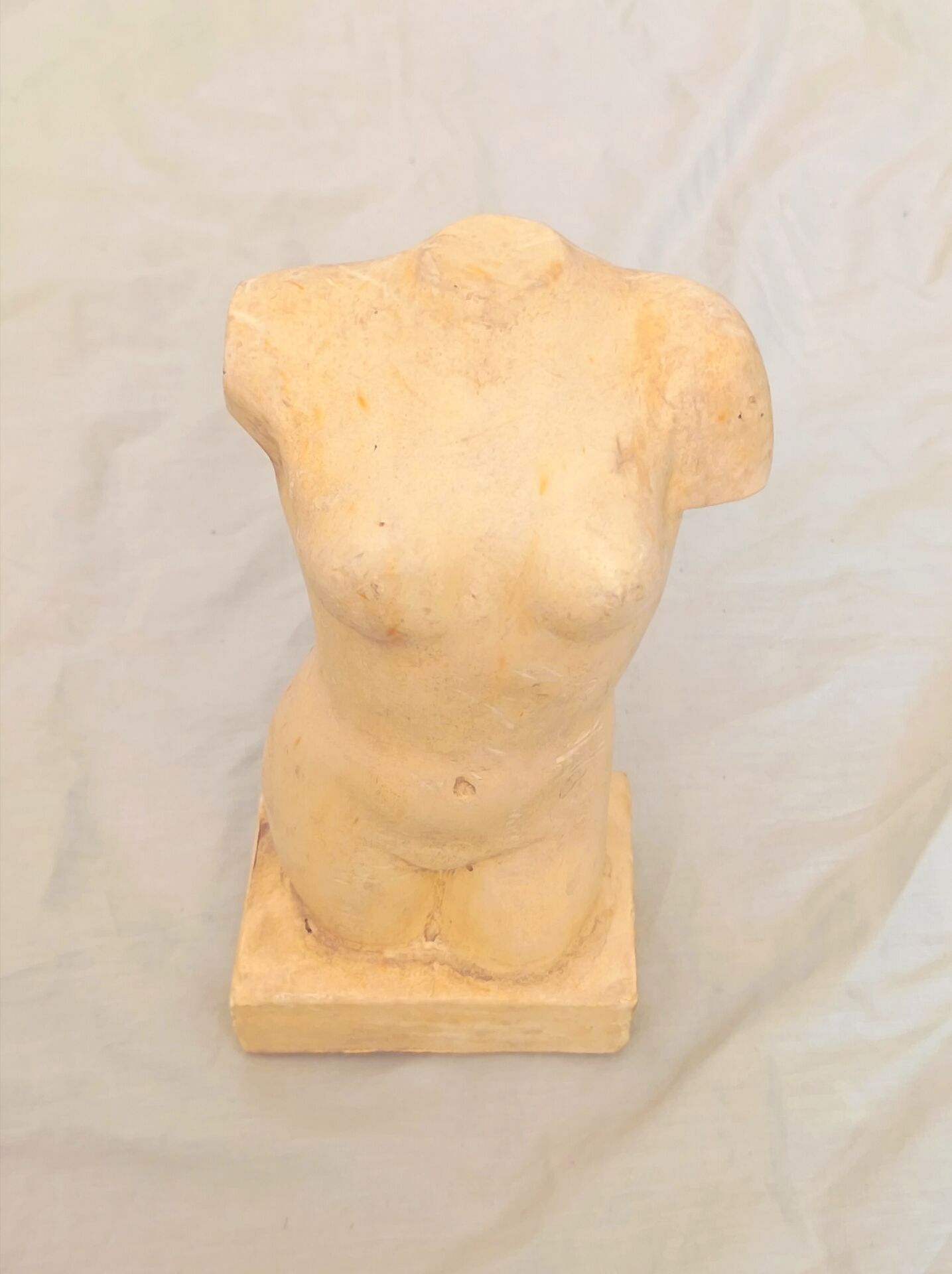 Sculpture en pierre de torse féminin