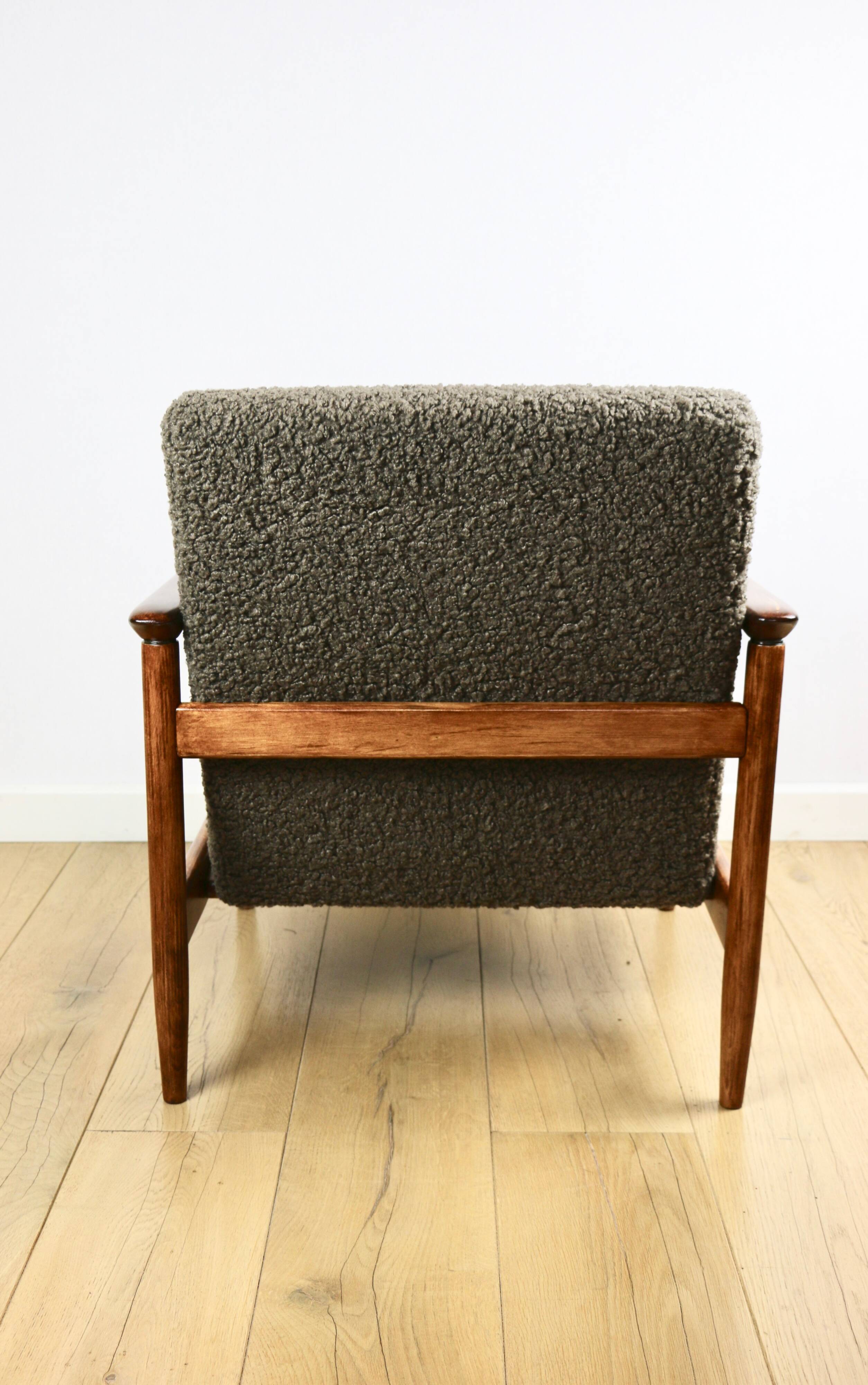 Fauteuil GFM-142, design d'Edmund Homa des années 70, bouclé épais marron chocolat - 2 pièces disponibles.