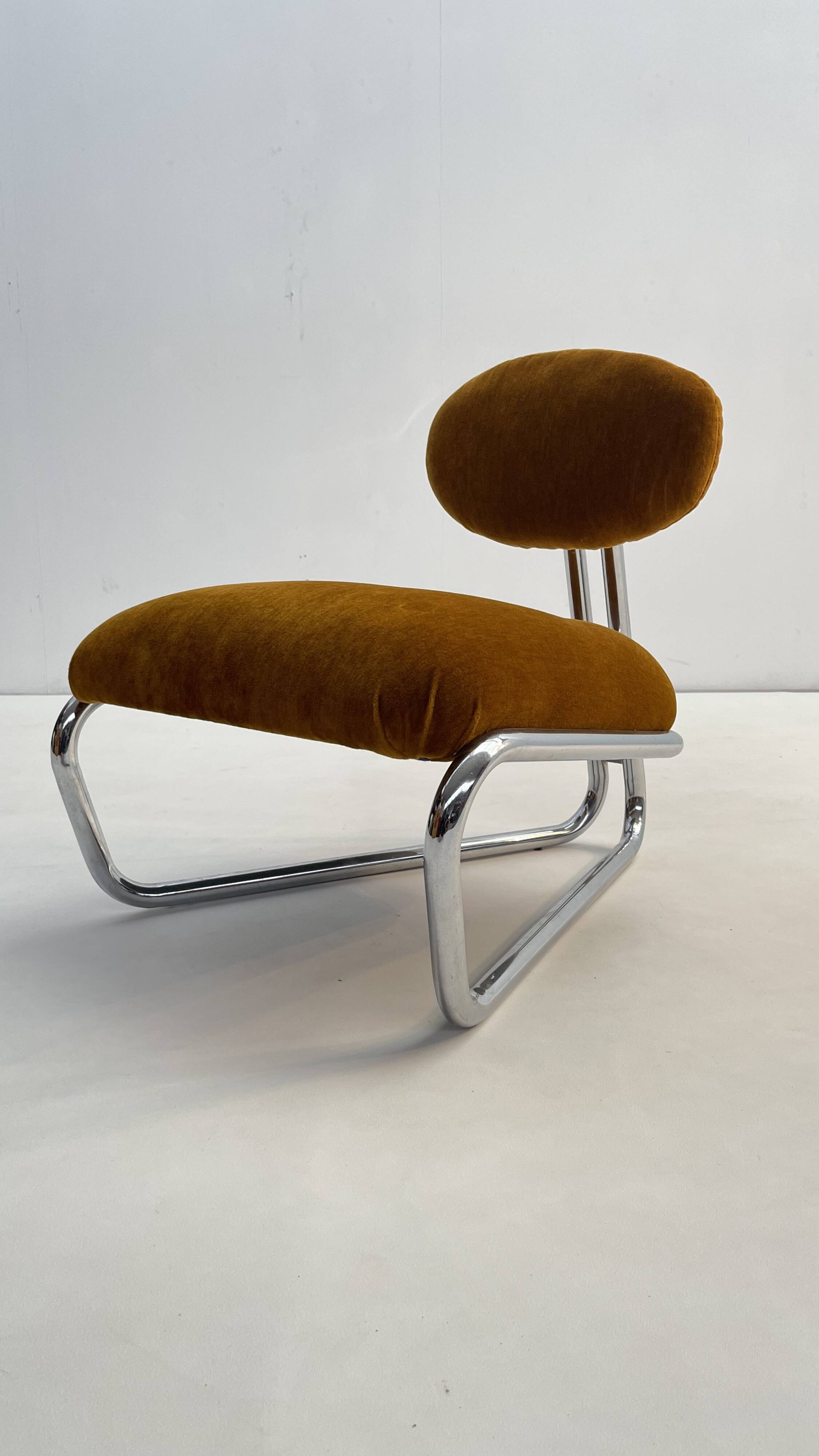 Little tubular lounge chair in rusty amber velvet